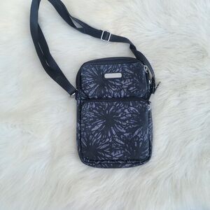 baggallini rfid Bryant phone wallet crossbody Blk/gry Floral Onyx